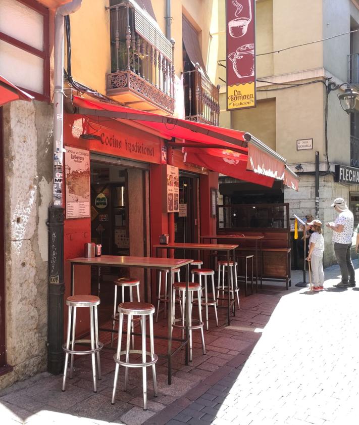 Imagen secundaria 2 - Barras vacías entre semana y abarrotadas de turistas los fines de semana