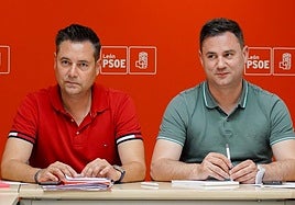 El secretario de Organización del Partido Socialista de Castilla y León, Daniel de la Rosa, junto al secretario provincial del PSOE de León, Javier Alfonso Cendón.