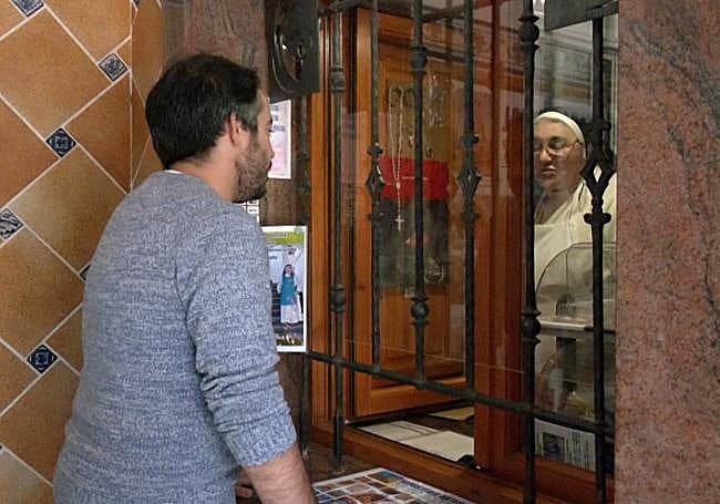 Sor Beatriz vende pastas en el barrio.