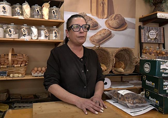 Nuria regente la tienda de alimentación a granel.