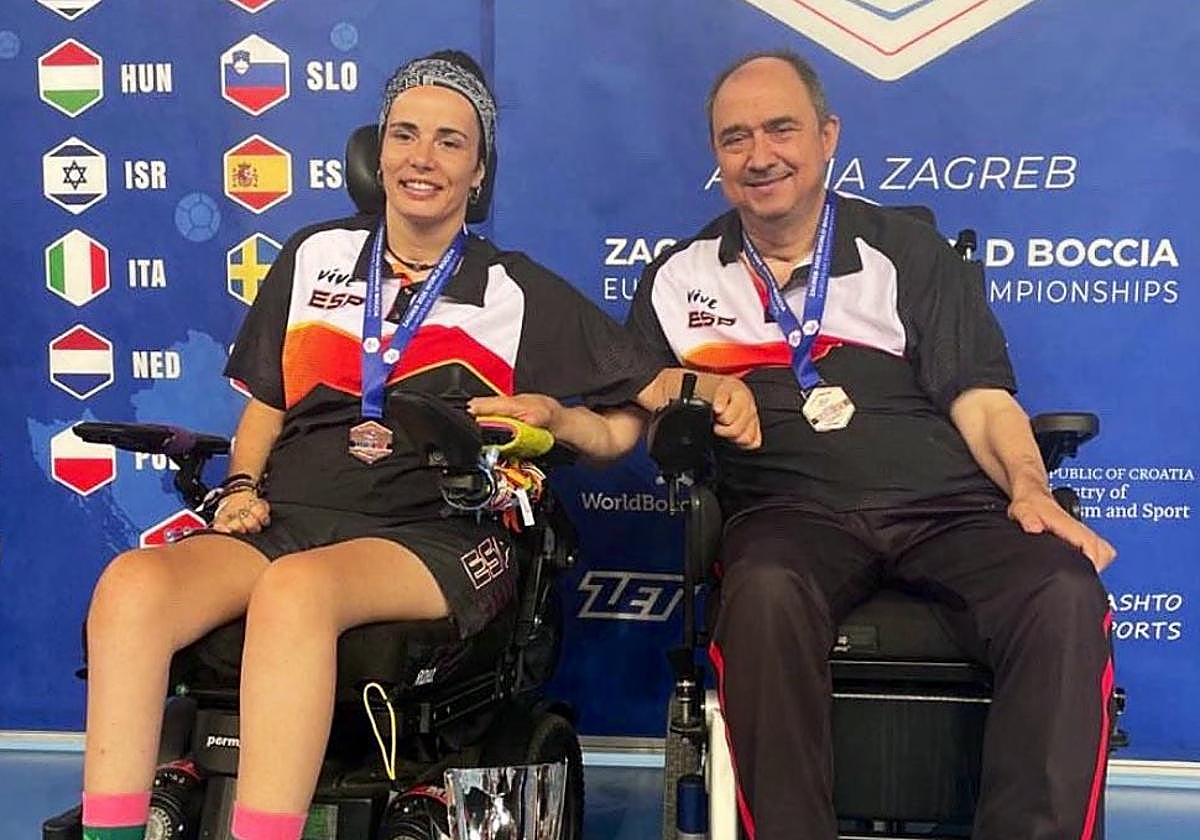 Sara Aller (I), junto a su pareja deportiva Vasile Agache (D), con la medalla de bronce lograda en los Campeonatos de Europa.