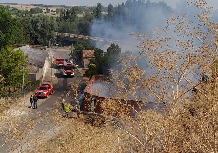 Los bomberos de León sofocan un incendio en una parcela de Valderas