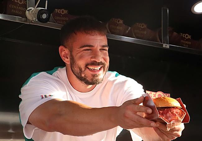 El influencer Pablo Cabezali posando con su hamburguesa la TEOX.