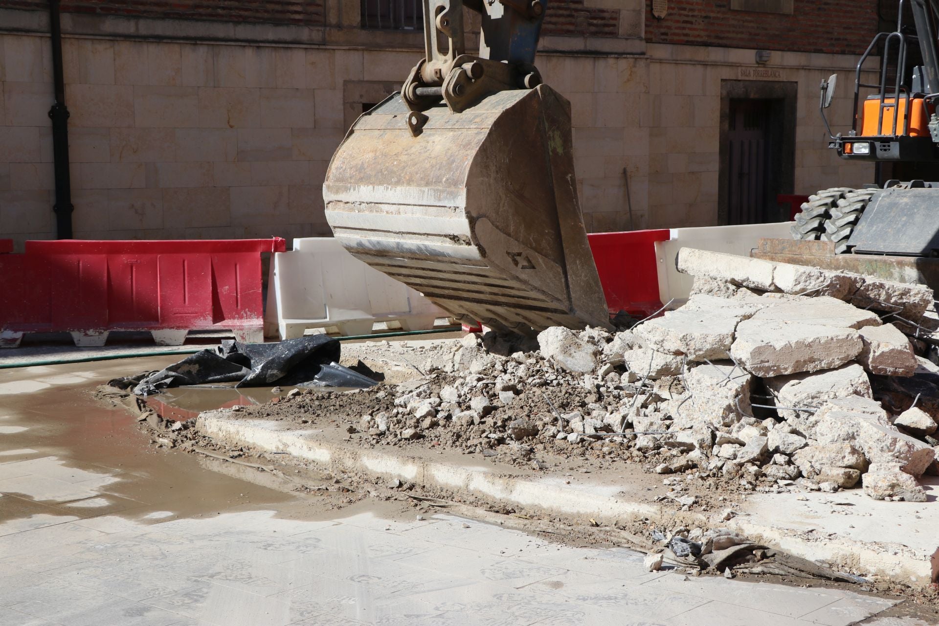 Las imágenes de la retirada de la plataforma en Arco de Ánimas