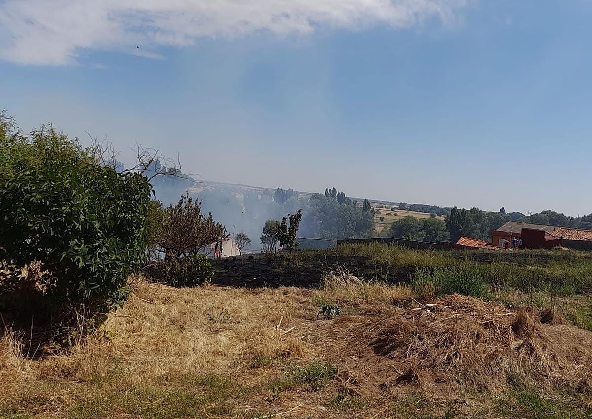 Imagen secundaria 1 - Imágenes del incendio.