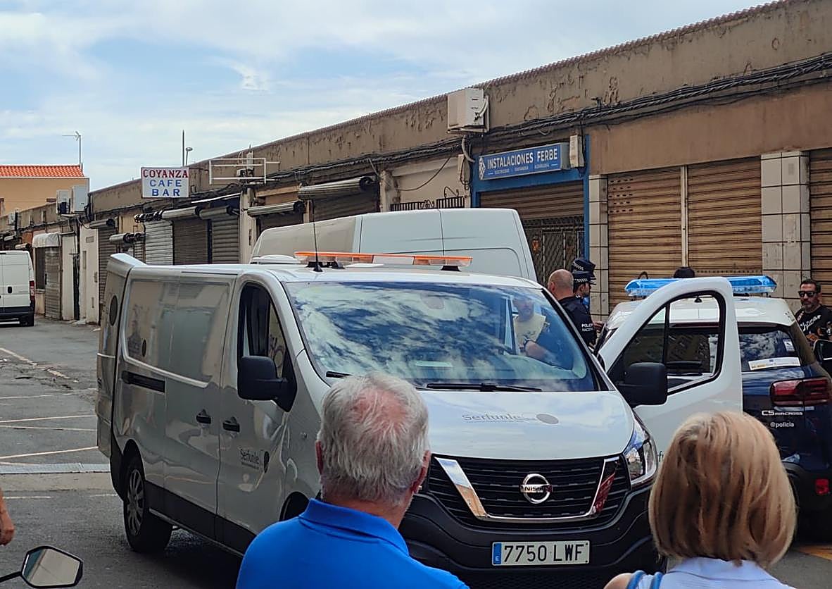 Lugar del atropello y vehículo forense.