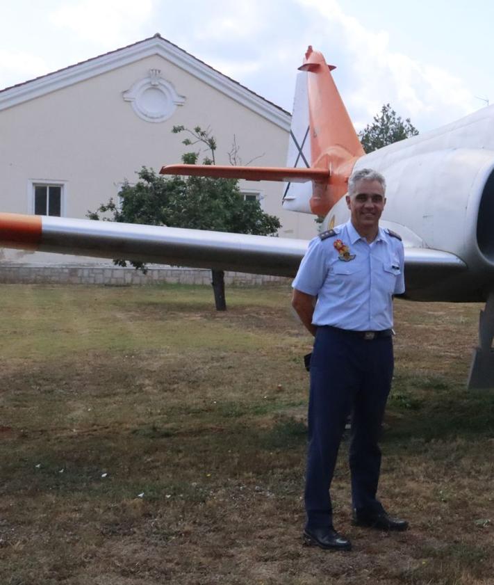 Imagen secundaria 2 - Imágenes del Coronel Óscar Ruiz.