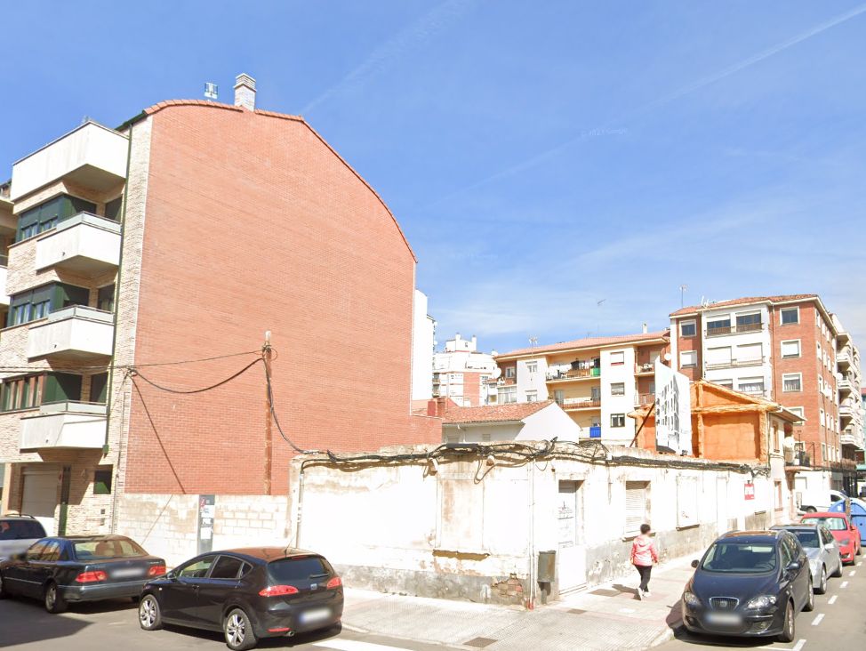 Solar donde se plantea la construcción de un bloque de 12 viviendas en la calle Rey Monje.