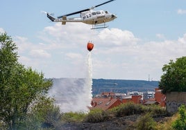 Imagen de un helicóptero actuando en la zona.