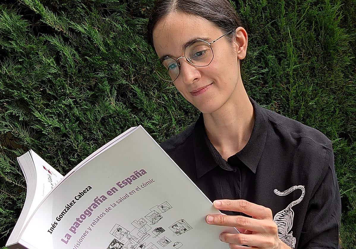 Inés González Cabeza con su libro.