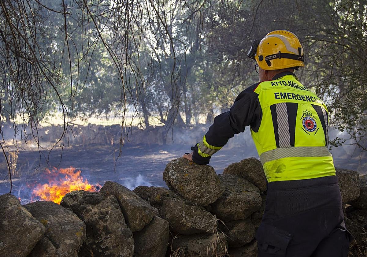 Voluntario de Protección Civil en el incendio.