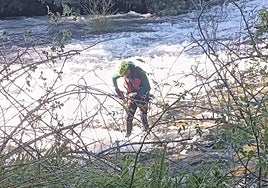 Labores de rescate del cuerpo del hombre que cayó al río.