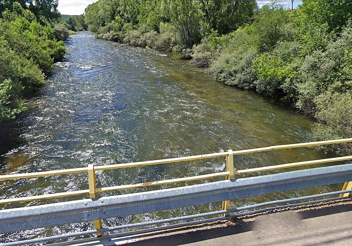Puente desde el que cayó el hombre al río.
