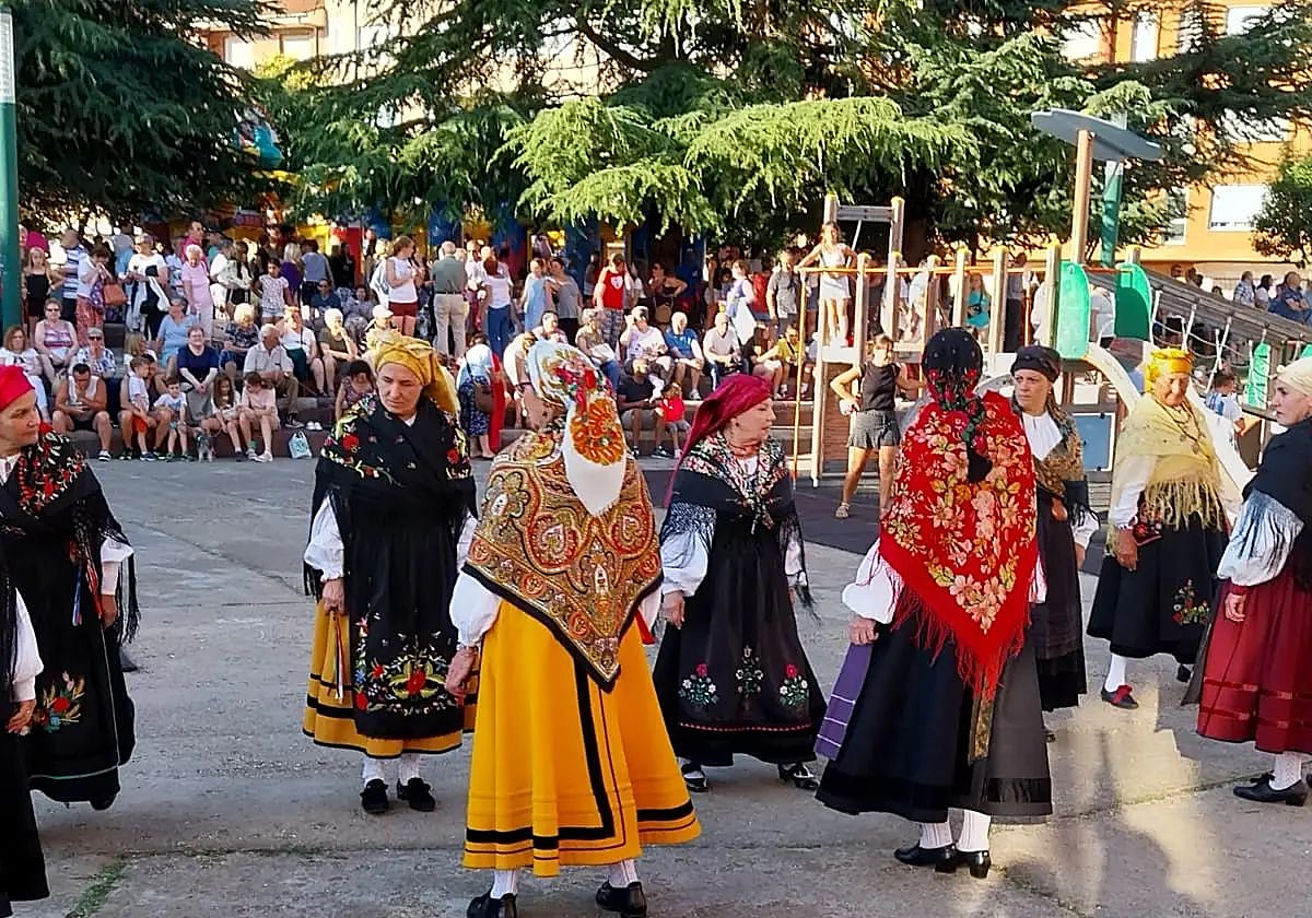 Uno de los bailes exhibidos en las fiestas de Trobajo del Camino