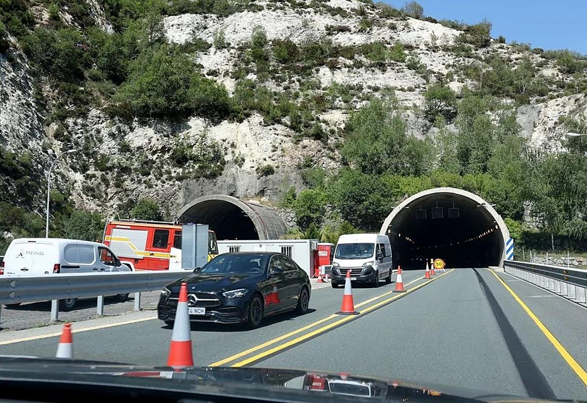 Carriles cortados en uno de los túneles en obras de la autopista del Huerna.
