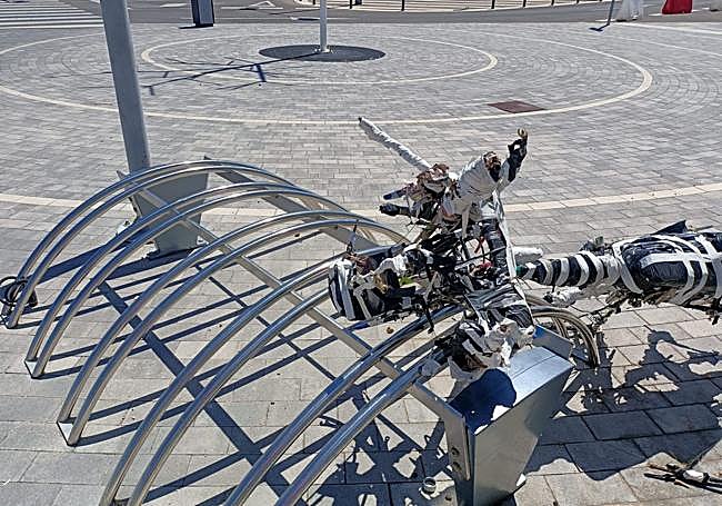 La extraña 'bicicleta' en el aparcamiento de bicis de la estación de tren.