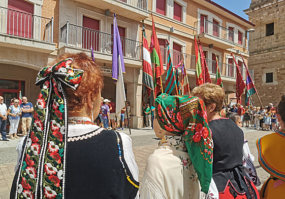 Los grupos de baile y los pendones, en la III Feria de Manxares y Añoranzas de Valencia de Don Juan