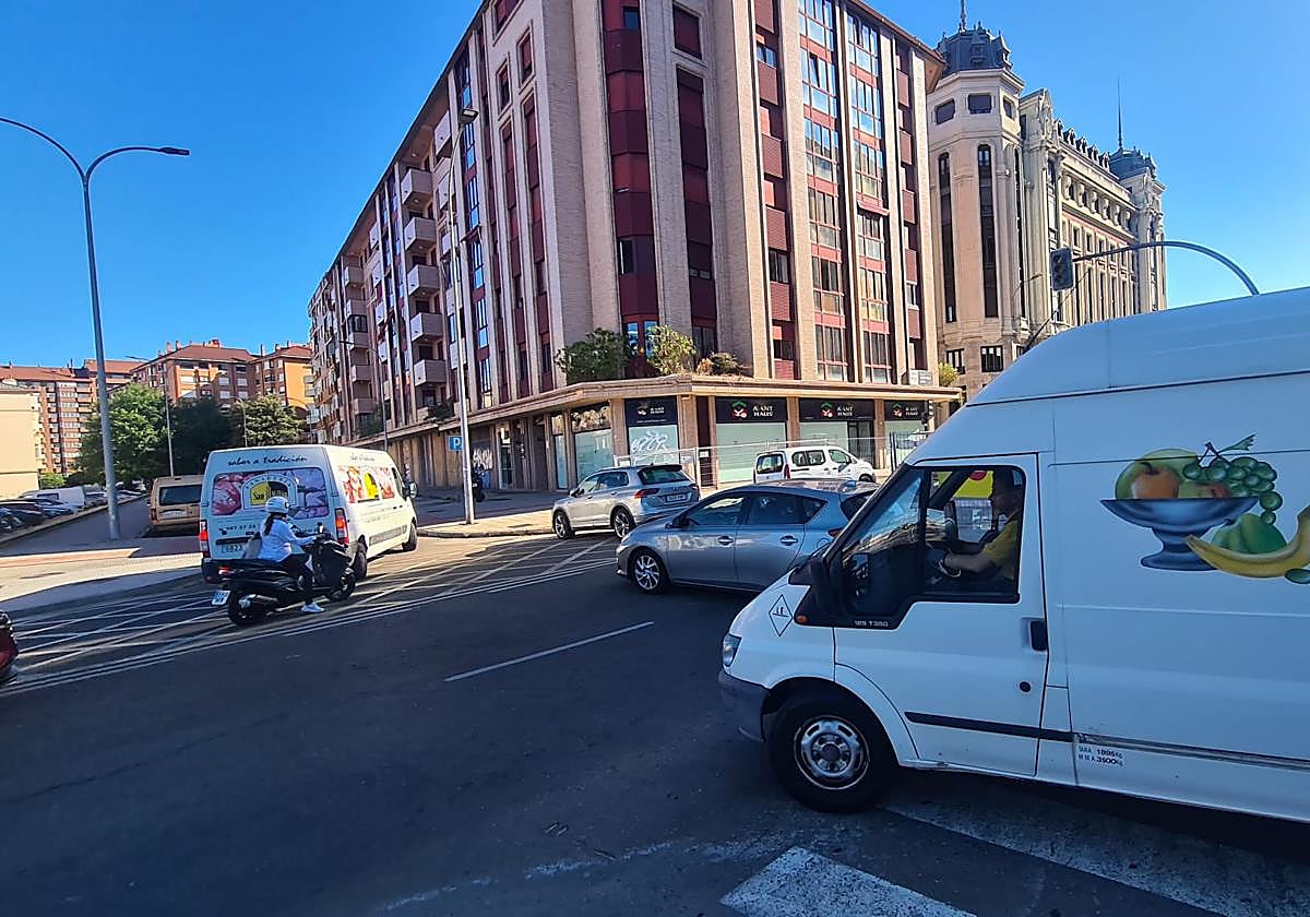 Atasco a la entrada de la calle Ana Mogas como desvío provisional.