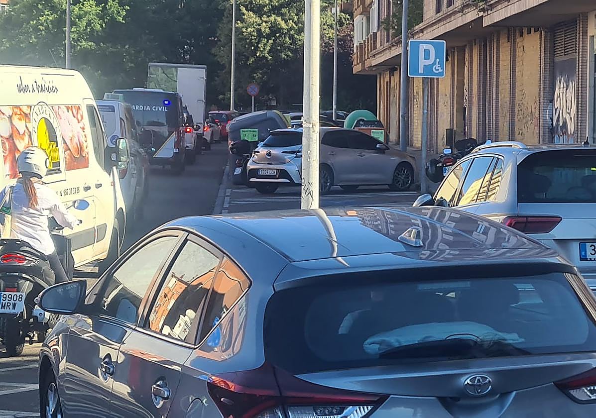 Imagen principal - La obra de la avenida de Palencia colapsa Ana Mogas ante el corte de un carril