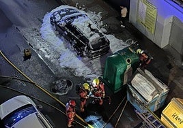 Un vehículo híbrido apagado tras arder la pasada madrugada.