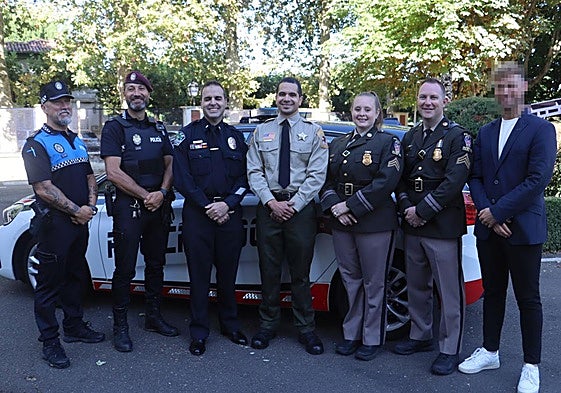 Los cinco policías de intercambio junto a los dos agentes locales de León.