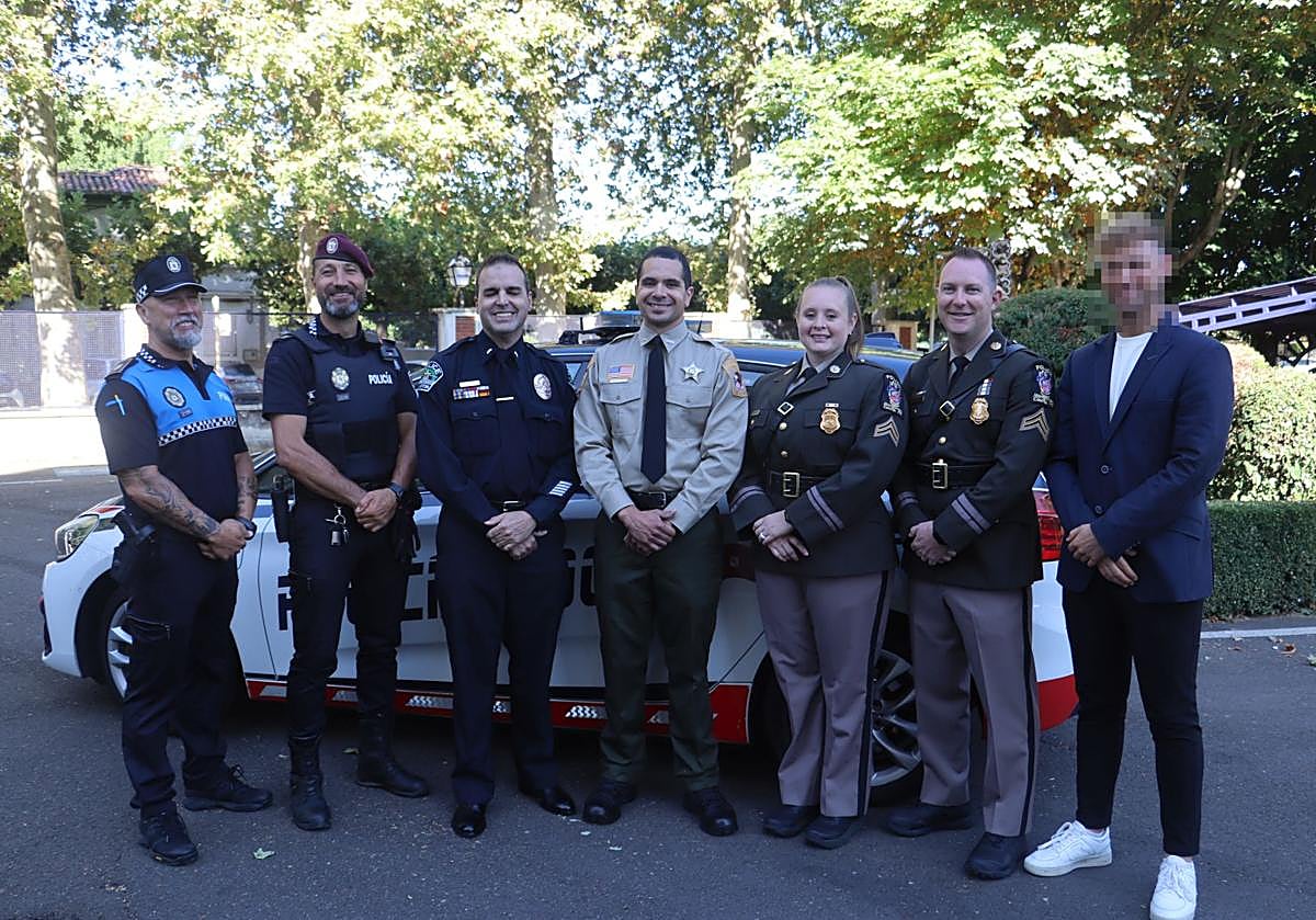 Los cinco policías de intercambio junto a los dos agentes locales de León.