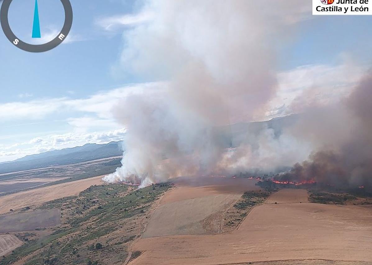 Imagen secundaria 1 - Declaran el nivel 2 del incendio de Ferreras tras «cruzar la carretera» y acercarse al pueblo