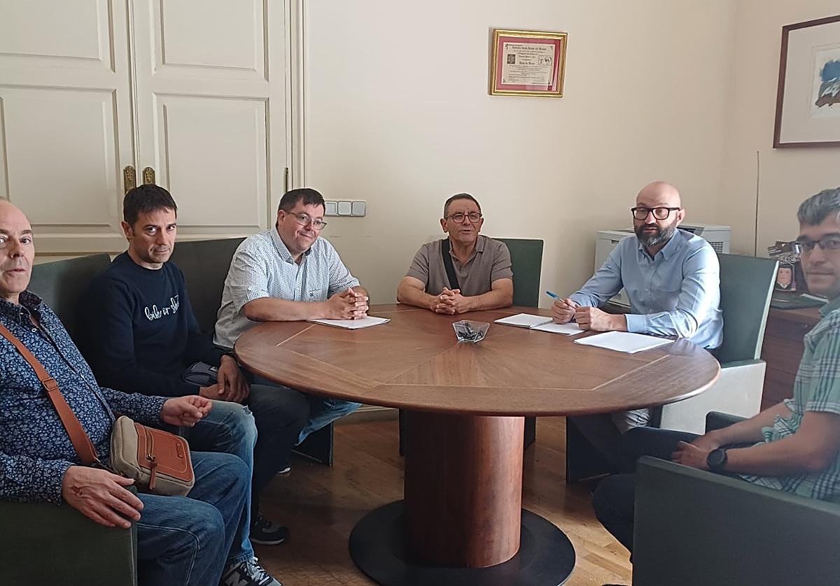 Reunión entre el subdelegado y la asociación astronómica.