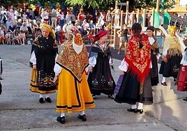 Uno de los bailes exhibidos en las fiestas de Trobajo del Camino
