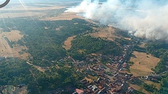 El incendio de Ferreras fue provocado por maquinaria agrícola y calcinó dos gallineros y un inmueble