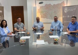 Reunión mantenida entre UPL y PSOE en la Diputación.