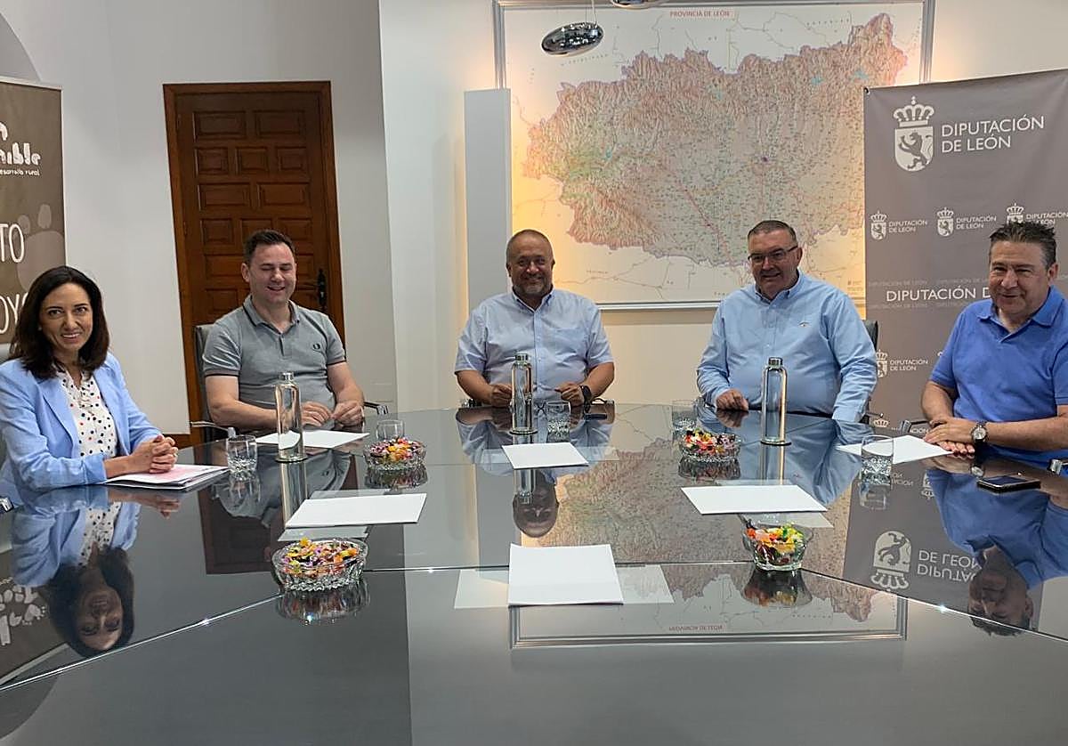 Reunión mantenida entre UPL y PSOE en la Diputación.