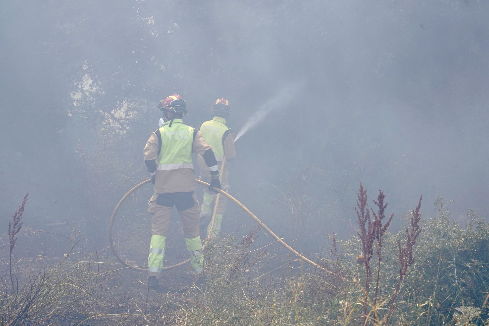 León vive dos incendios en media hora