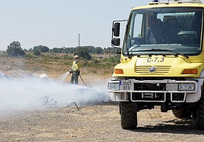 El fuego, muy cercano al cementerio vecinal de Trobajo del Camino.