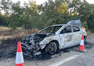 Siniestro total un turismo que comenzó a arder mientras circulaba por la N-120