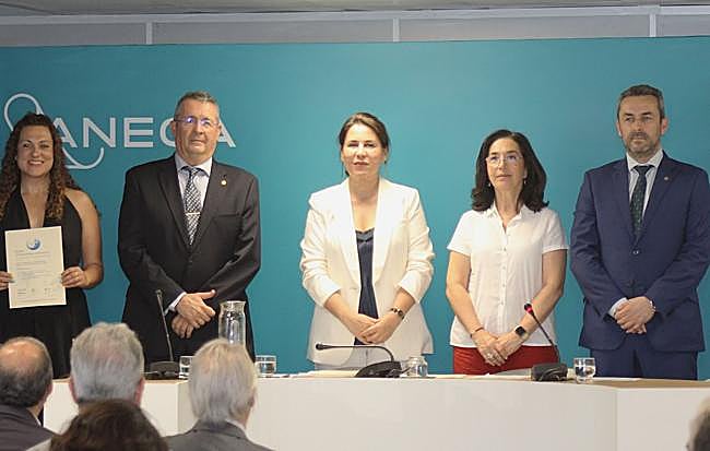 Recogiendo el sello.