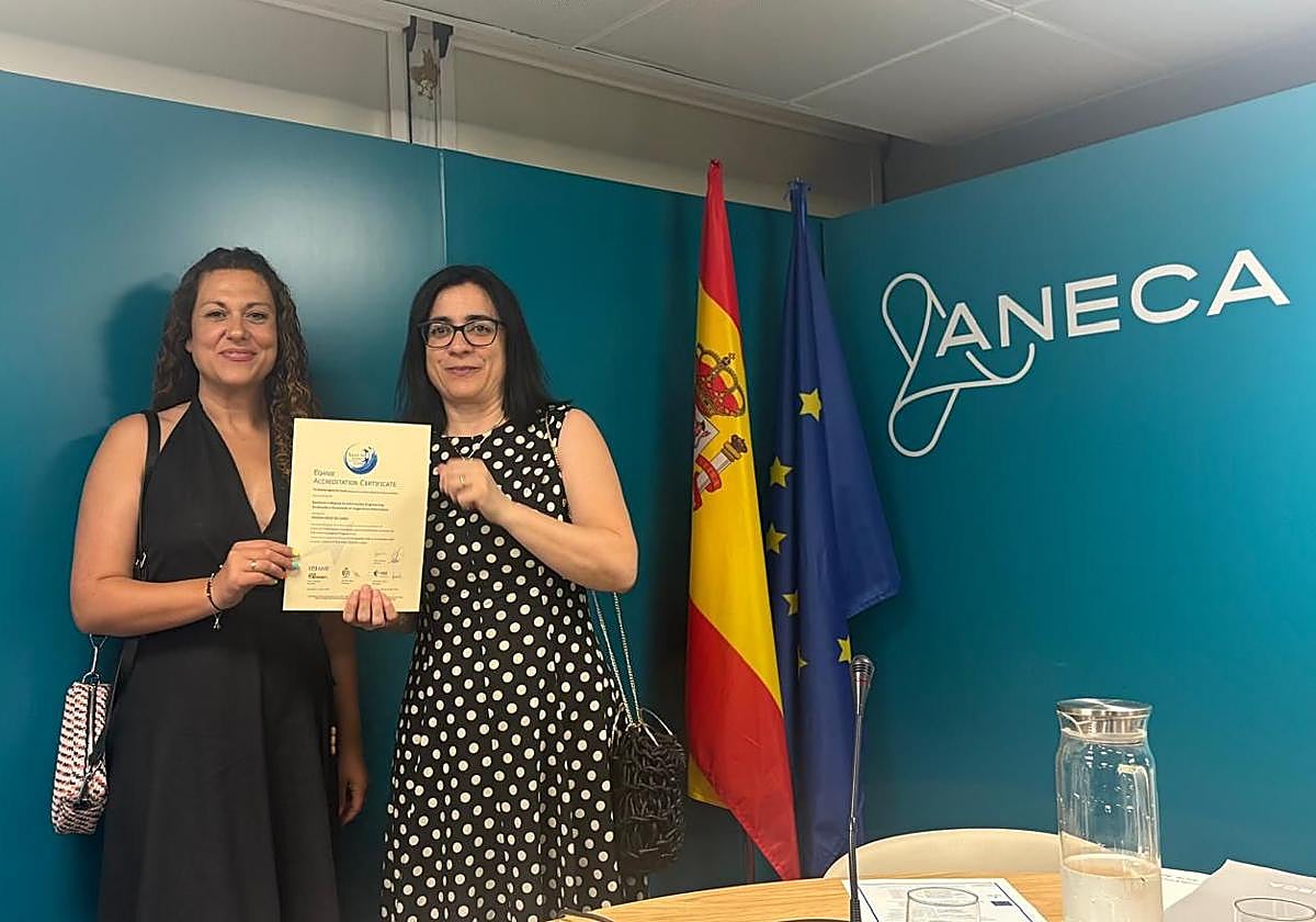 Representantes de la ULE recogiendo el sello.