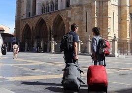 Imagen de turistas con maletas en la plaza de la Catedral de