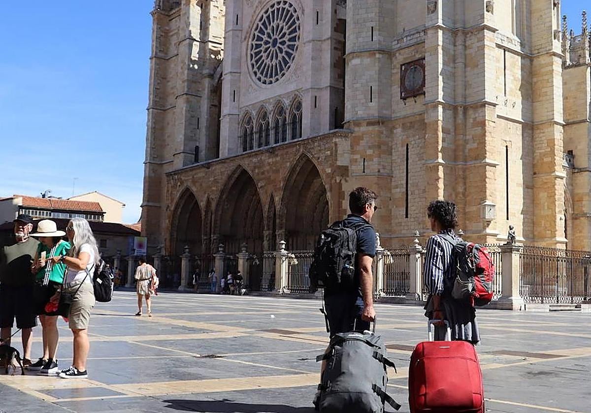 Imagen de turistas con maletas en la plaza de la Catedral de