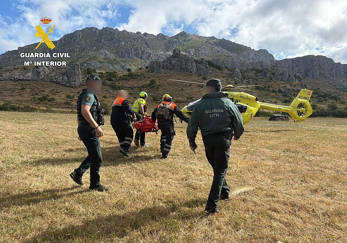 Tras lado de la mujer en helicóptero tras ser encontrada.