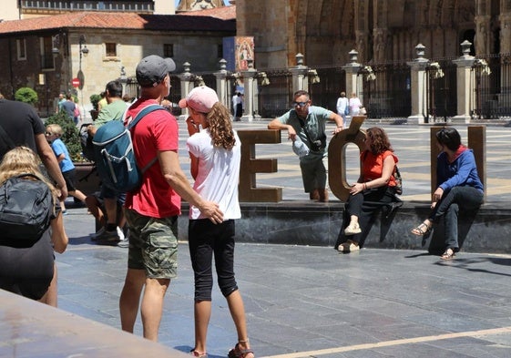 Muchos turistas en la Plaza de Regla observando la Catedral.