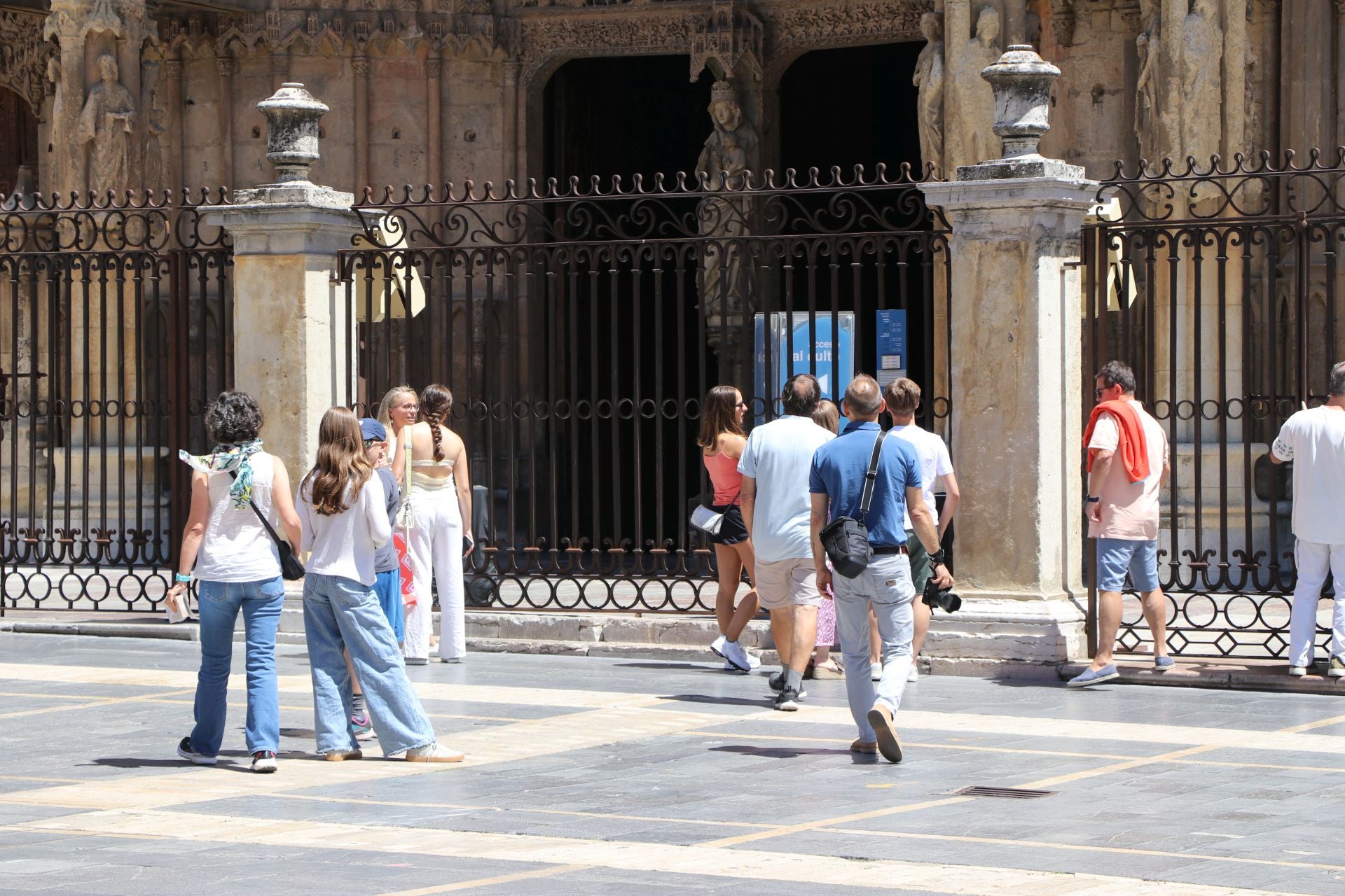 Turistas visitan León durante sus vacaciones de verano