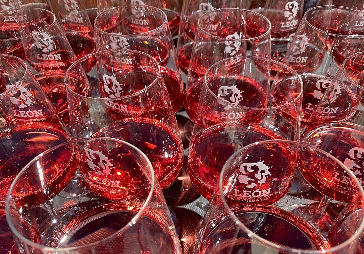 Imagen de archivo de copas de rosado de la DO León.