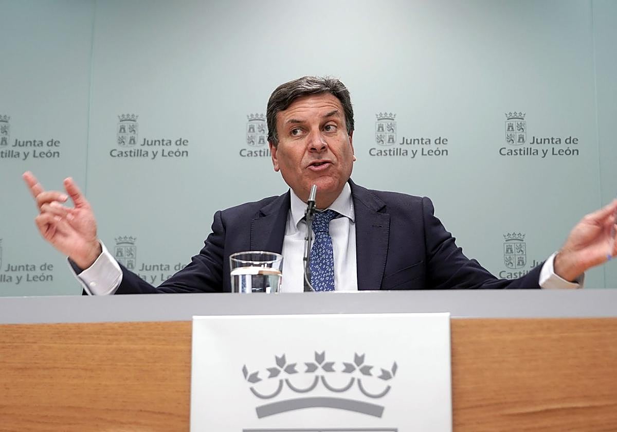 El consejero de Economía y Hacienda y portavoz, Carlos Fernández Carriedo, comparece en rueda de prensa posterior al Consejo de Gobierno.