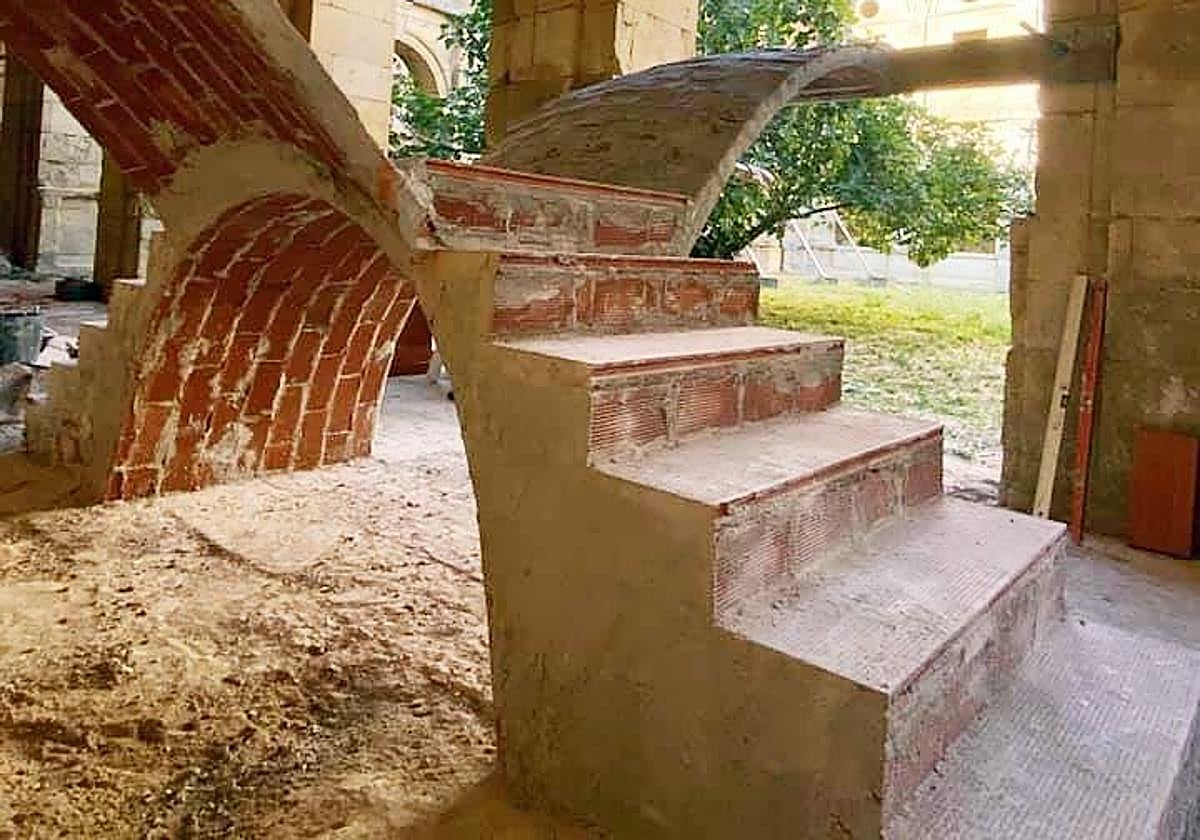 Curso de las escaleras en el Monasterio de Santa María de Villaverde de Sandoval.