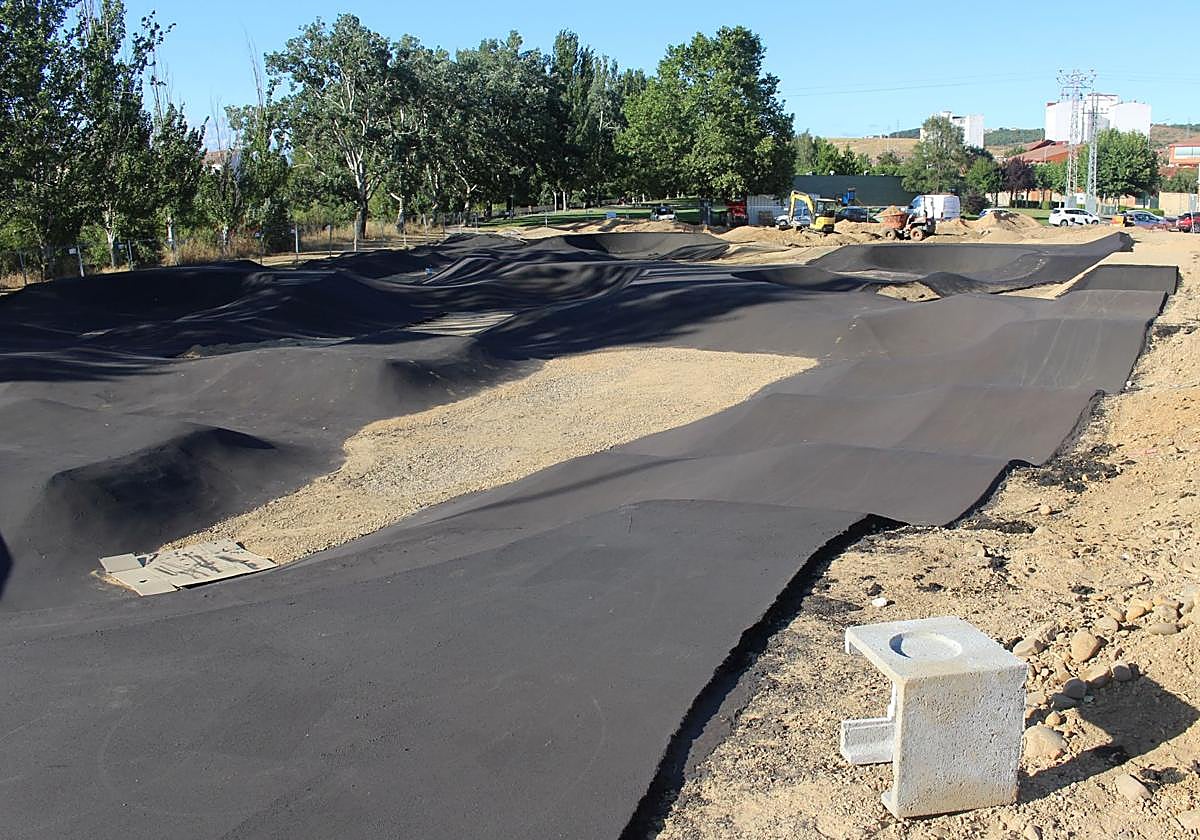 Aspecto actual de las obras de la pista de 'pumptrack' junto al río Torío en Puente Castro.