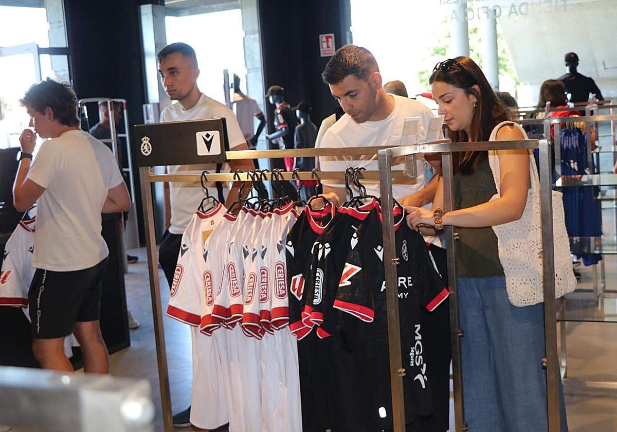 Aficionados en la tienda de la Cultural comprando la nueva equipación.