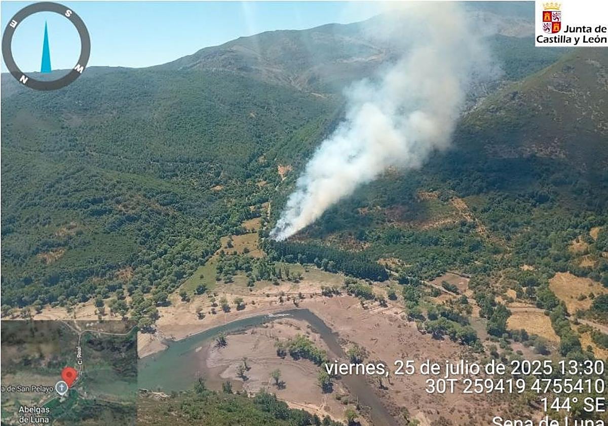 El incendio entre Abelgas y Sena de Luna visto desde el aire.