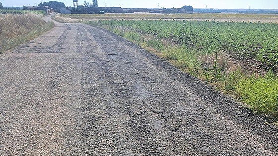 La carretera olvidada en un pueblo de León y su peligroso cruce