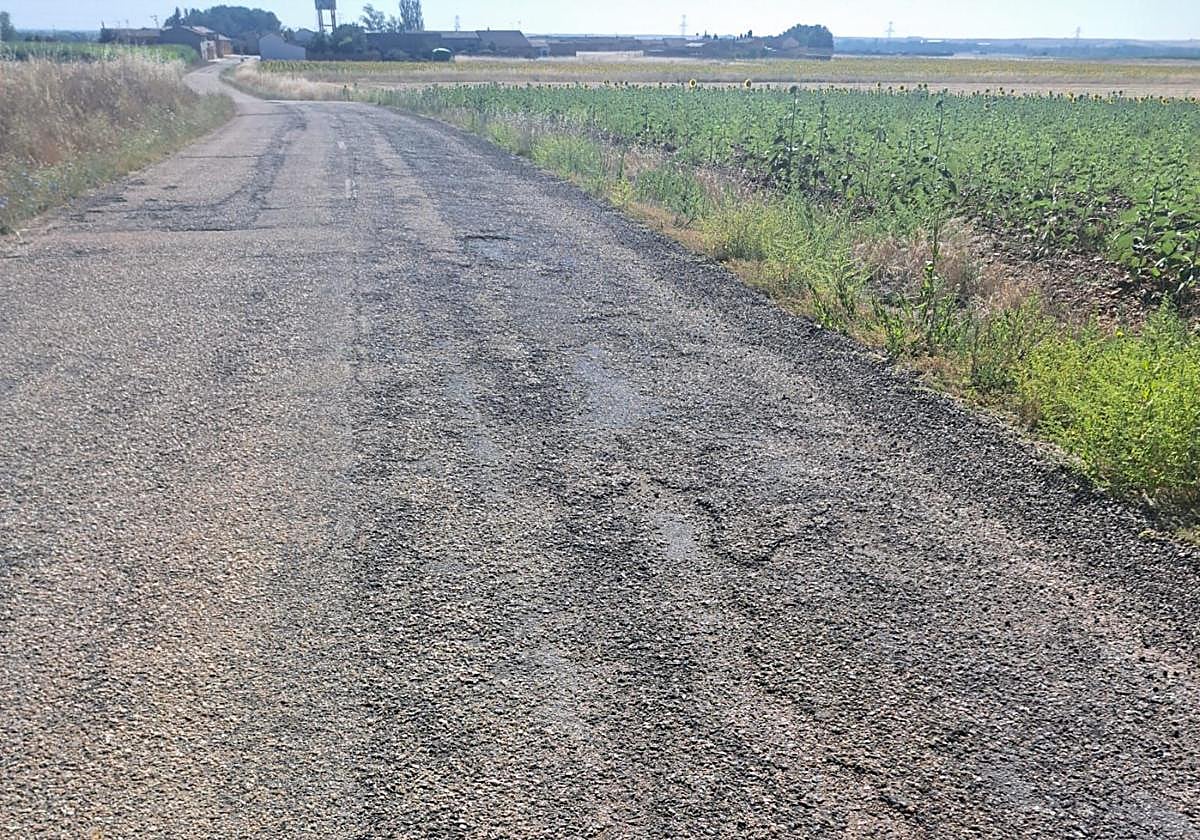 Estado del tramo de la LE-7610 lleno de baches y con el firme en mal estado.